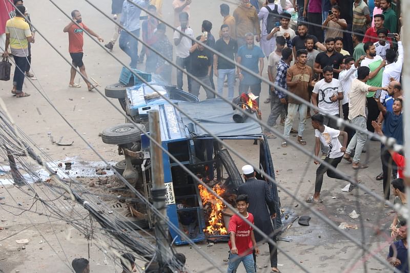 পুরান ঢাকার সিএমএম আদালতের সামনে পুলিশের একটি গাড়িতে আগুন দেওয়া হয়। বেলা সোয়া ১১টায়। ঢাকা, ৪ আগস্ট